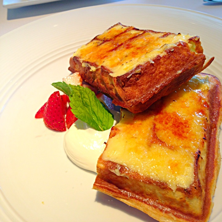 Le Salon Restaurant et Croissanterie - Creme brûlée waffle with strawberries and cream